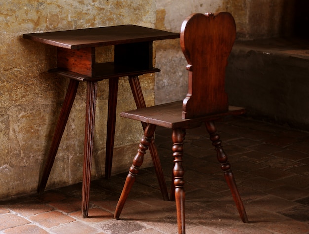 Photo chaise et table vintage en bois