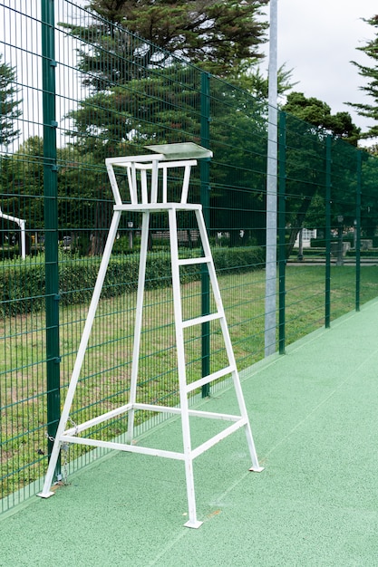 Chaise de tennis sur un terrain extérieur