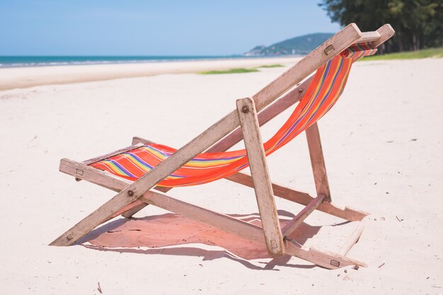 Photo chaise en toile rouge sur la plage.