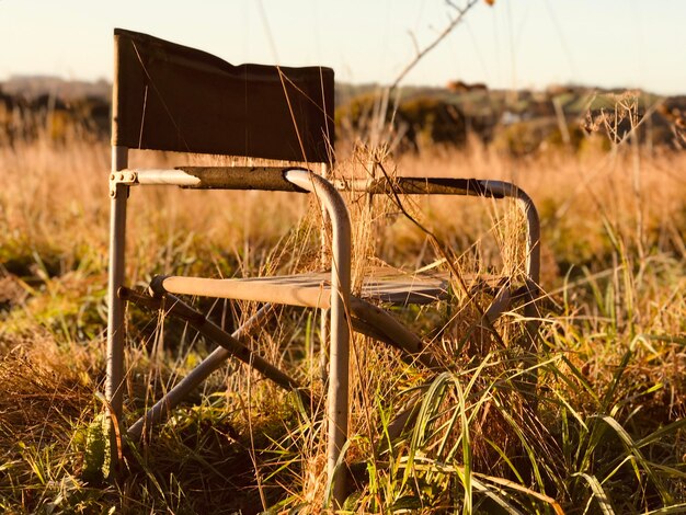 Photo chaise vacante dans un environnement rural