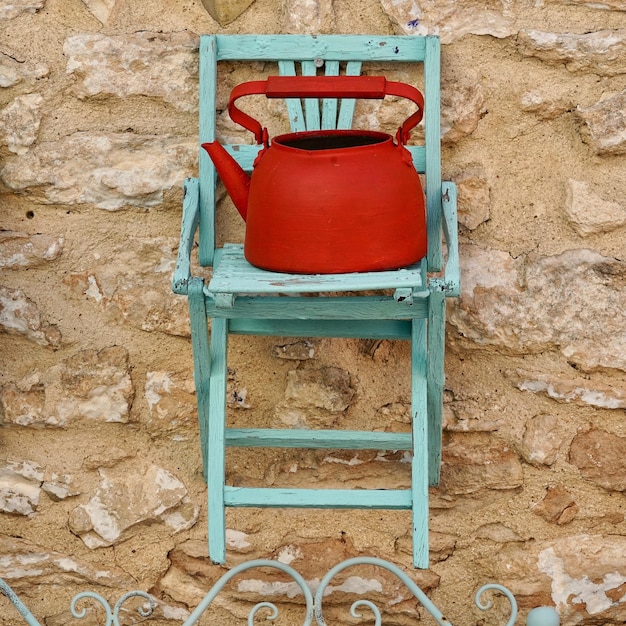 Photo une chaise vide contre le mur de briques d'un vieux bâtiment.