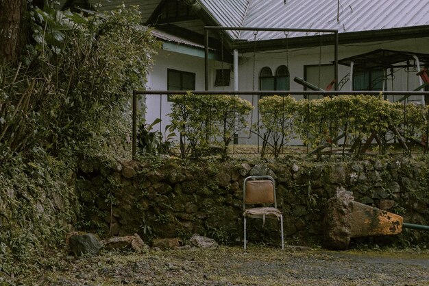 Une chaise vide dans un bâtiment abandonné.