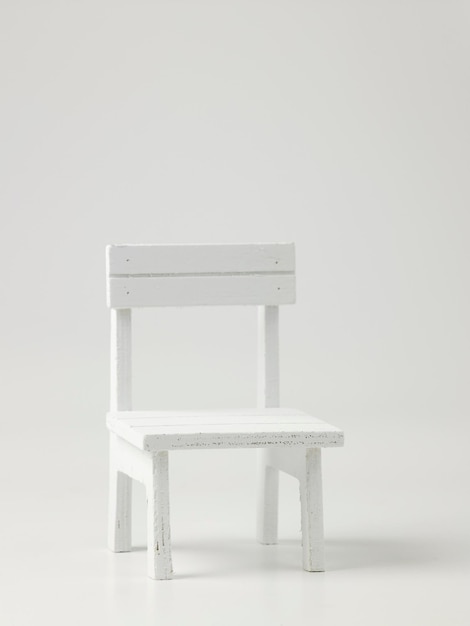 Photo une chaise vide sur un fond blanc.