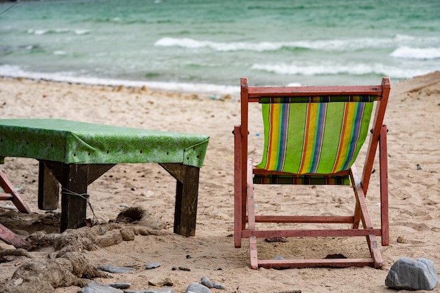 Photo une chaise vide sur la plage de sable