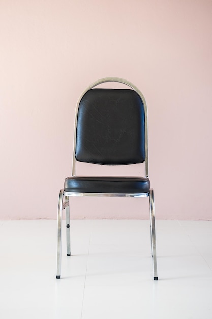 Photo une chaise vide sur un sol carrelé contre le mur à la maison