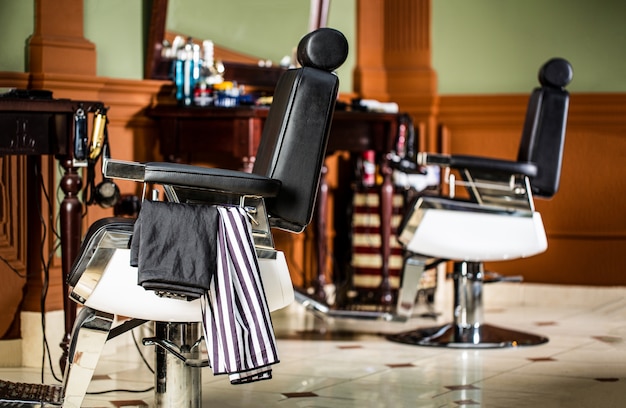 Chaise vintage élégante en salon de coiffure.