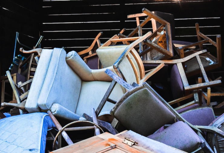 Photo des chaises abandonnées dans une décharge