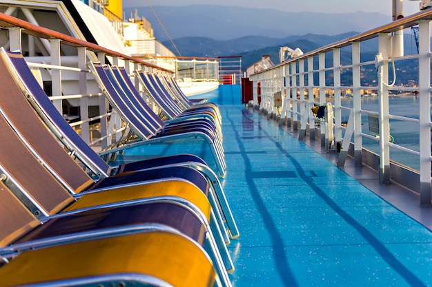 Chaises d'affilée sur bateau de croisière