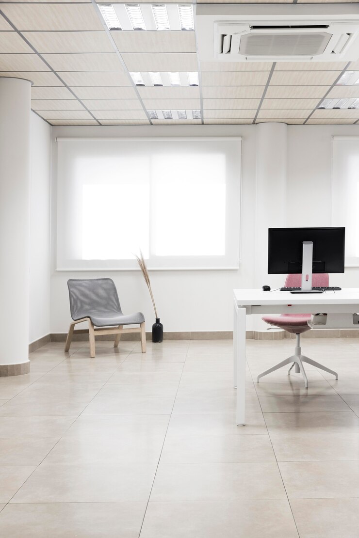 Photo chaises et agencement de bureau d'ordinateur