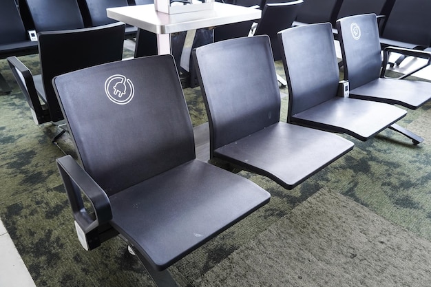 Des chaises d'attente avec des prises électriques Un signe d'une station de recharge de smartphones à l'aéroport