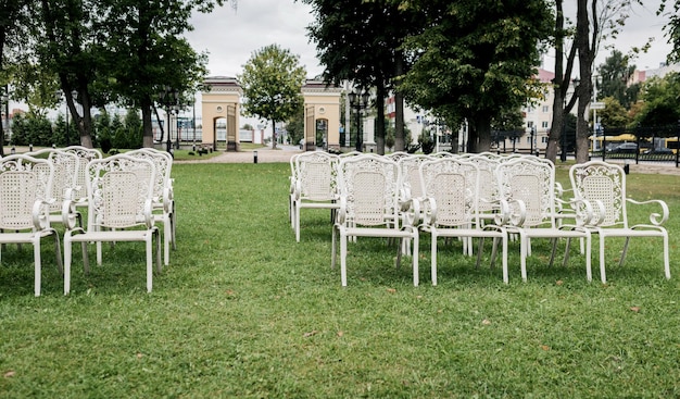 Chaises avant un mariage ou une cérémonie