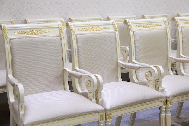 Photo chaises blanches dans la salle de conférence, mise au point sélective