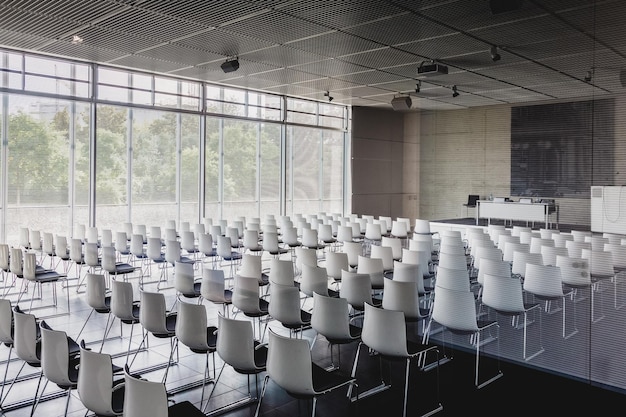 Photo chaises blanches vides dans une salle de conférence contemporaine