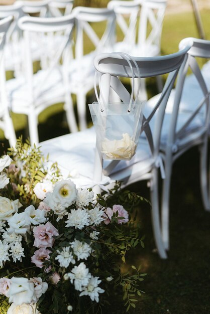 Photo chaises en bois blanches pour la cérémonie de mariage