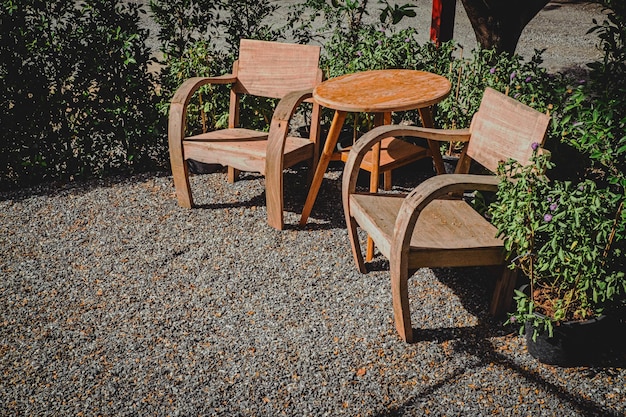 Chaises en bois de cru sur le jardin tropical d'arrière-cour