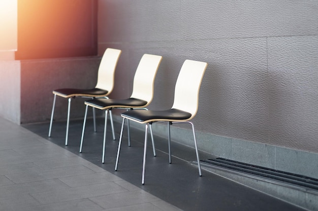 Chaises en bois et métal sur passerelle pour se reposer