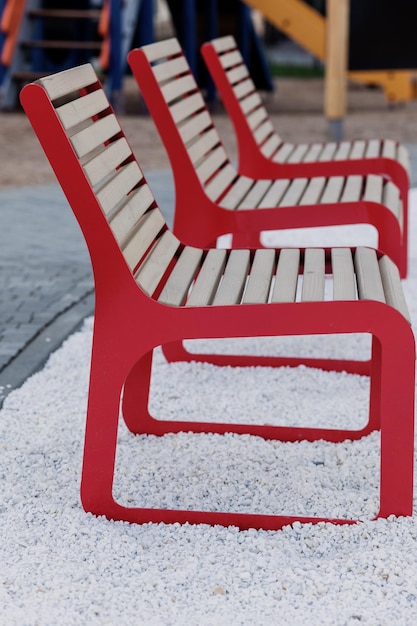 Chaises en bois rouge