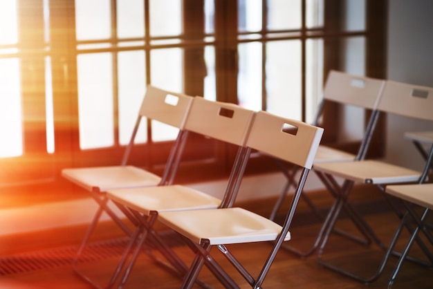 Chaises de bureau horizontales avec fond de fuite de lumière