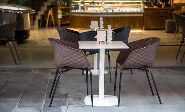 Chaises De Cafés Sur Fond De Ruexa