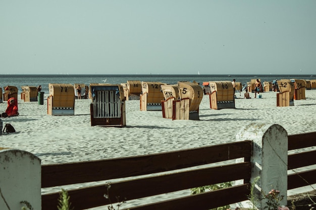 Photo des chaises à capuche sur la plage contre un ciel dégagé