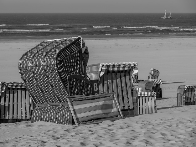 Des chaises à capuche sur la plage contre le ciel