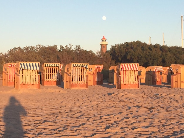 Photo des chaises à capuche sur la plage