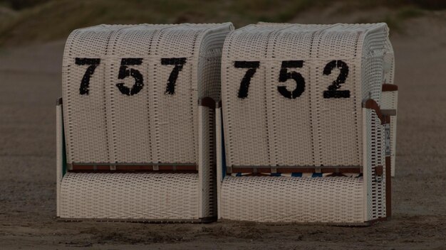 Photo des chaises à capuche sur la plage