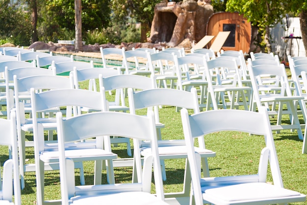 Chaises de cérémonie de mariage en plein air