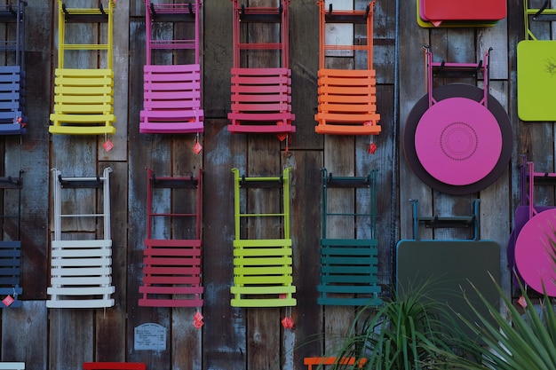 Photo des chaises colorées disposées côte à côte