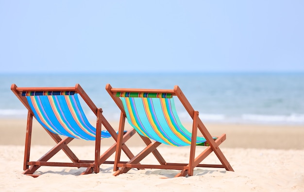 Chaises colorées sur la plage tropicale