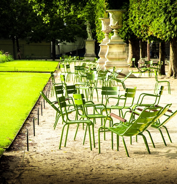 Photo chaises dans les jardins parisiens