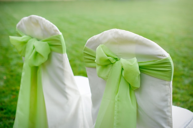 Chaises décorées avec des arcs verts