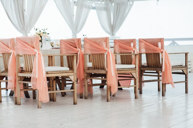 Chaises décorées de cérémonie de mariage