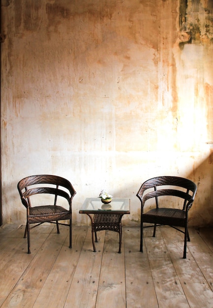Photo chaises devant un vieux mur