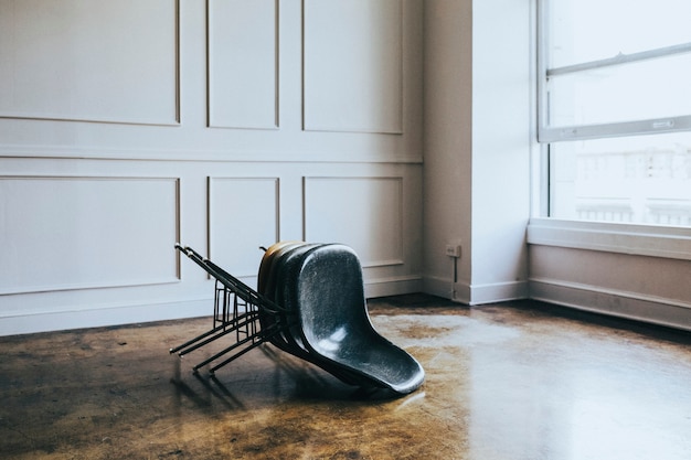 Chaises empilées dans une chambre