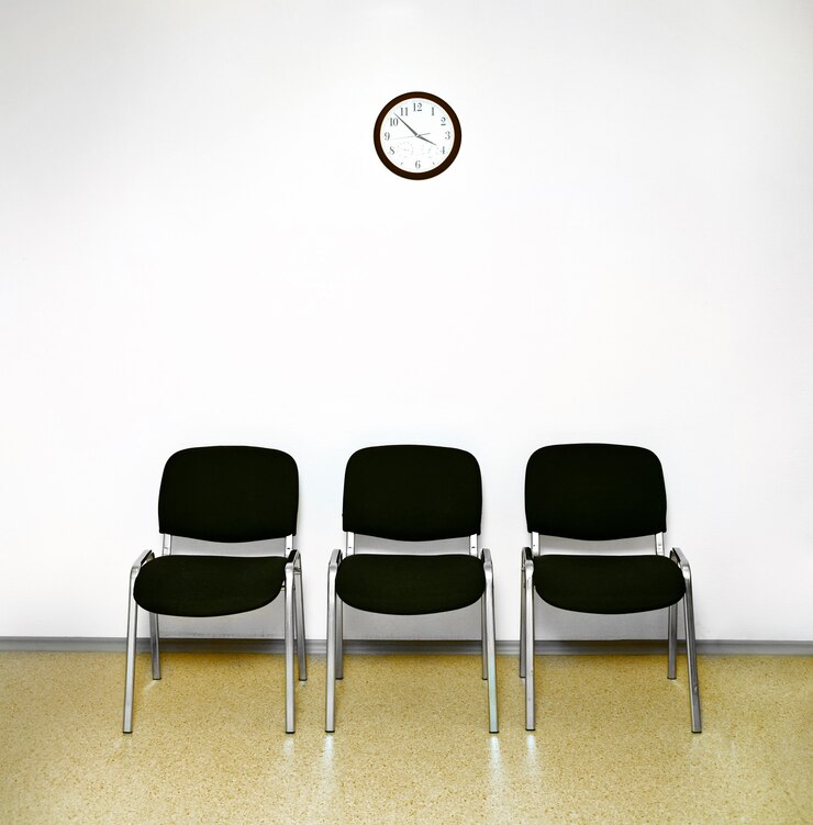 Photo chaises et horloge de salle d'attente