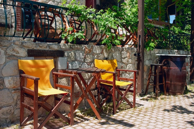 Chaises jaunes dans un café grec en plein air