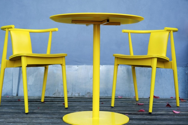 Des chaises jaunes et une table se tiennent sur la terrasse d'été d'un café de la ville Photo horizontale