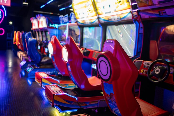 Des chaises de jeu dans une zone de jeux d'arcade éclairée dans un centre commercial