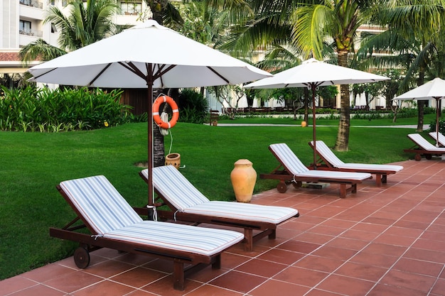 Chaises longues à l'hôtel