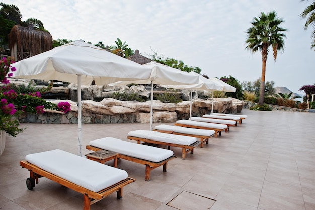 Chaises longues avec parasol au resort à Bodrum Turquie