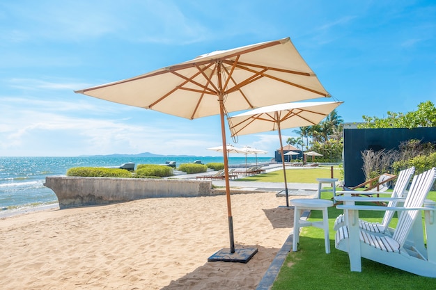 Chaises longues avec parasol sur une plage