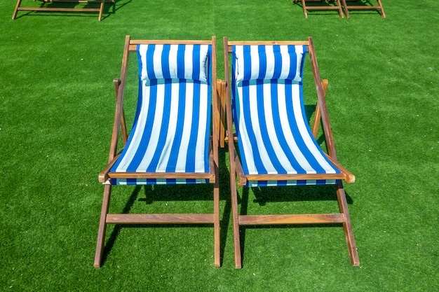 Chaises longues avec parasol sur une plage