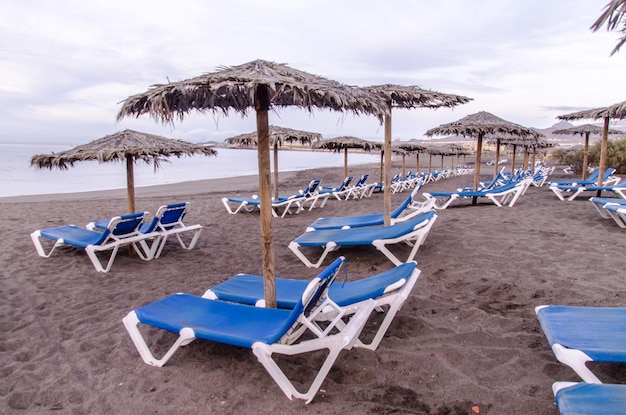 Chaises longues et parasol