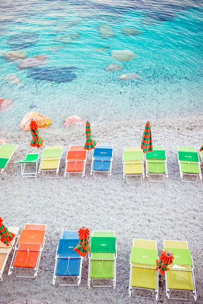 Chaises longues et parasols sur le magnifique littoral européen à Monterosso en Italie, Cinque Terre, Ligurie