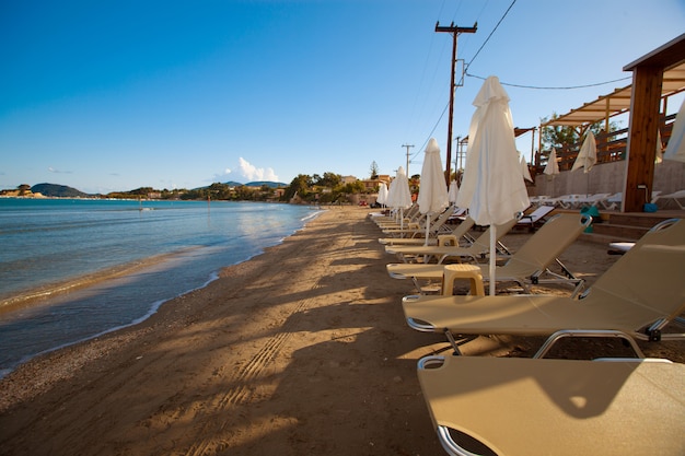 Chaises longues avec parasols sur la magnifique plage