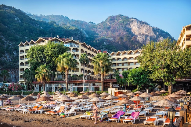 Chaises longues et parasols sur la plage de la mer et l'hôtel Marmaris Turquie