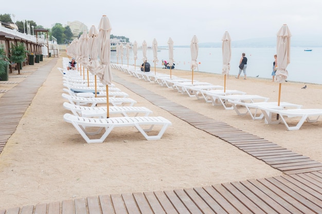 Chaises longues et parasols sur la plage