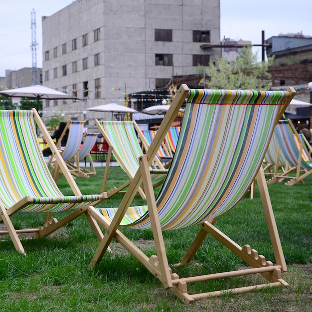 Chaises longues sur une pelouse