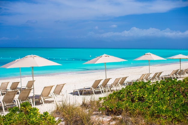 Chaises longues sur la plage de sable blanc tropicale exotique
